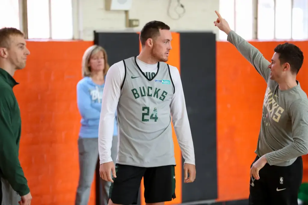 bucks – clippers — DE news