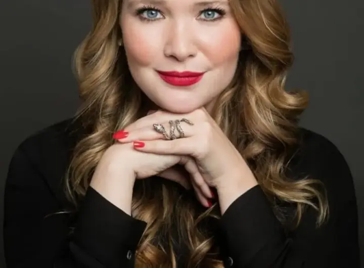 sarah j maas — DE news