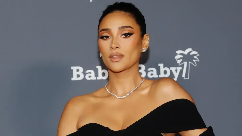 shay mitchell — DE news