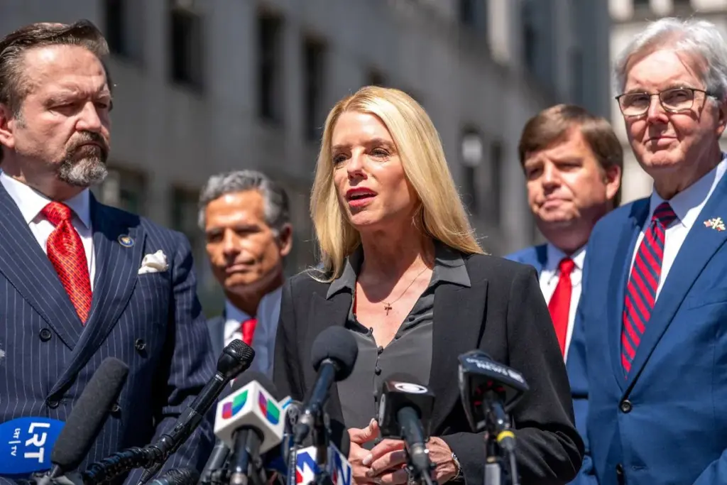 pam bondi — DE news