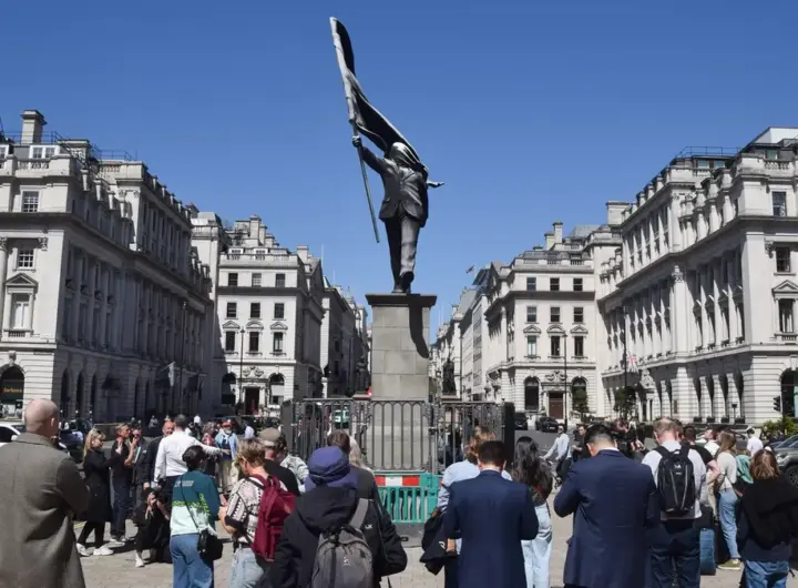 banksy statue london — DE news