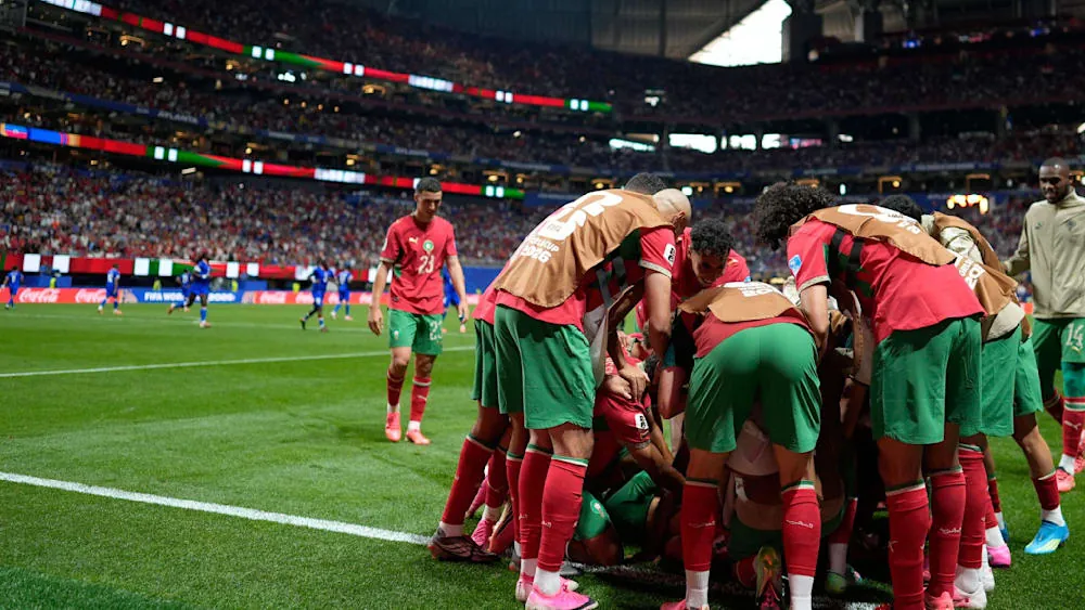 Marokko gewinnt sein drittes Gruppenspiel, doch die schönsten Tore erzielt der Außenseiter. Haiti geht gleich zweimal durch Traumtore in Führung, doch die Marokkaner drehen spät das Spiel. Die Highlights im Video.Quelle:Magenta TV