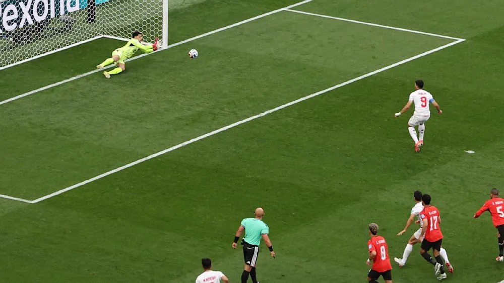 Der große Moment für den Iran bleibt ungenutzt: Mehdi Taremi tritt zum Elfmeter an, scheitert jedoch am stark reagierenden ägyptischen Torhüter Mostafa Shobeir. Der Keeper bestätigt damit seine starke Form und bewahrt Ägypten vor dem Rückstand.Quelle:MAGENTA TV
