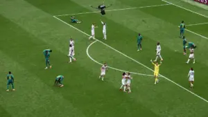 WM 2026: Flitzer-Premiere bei der WM - drei Fans auf dem Rasen
