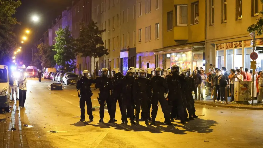 Böller und Flaschen nach Marokkos WM-Aus auf Polizisten geworfen – „Um 0.45 Uhr ist die Stimmung gekippt“