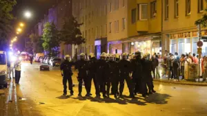 Böller und Flaschen nach Marokkos WM-Aus auf Polizisten geworfen – „Um 0.45 Uhr ist die Stimmung gekippt“