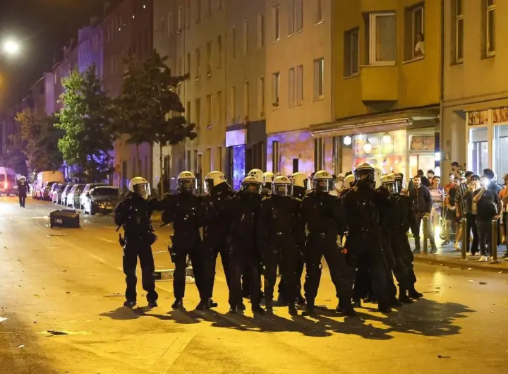 Böller und Flaschen nach Marokkos WM-Aus auf Polizisten geworfen – „Um 0.45 Uhr ist die Stimmung gekippt“