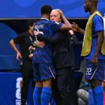 Plötzlich erheben sich die Reporter auf der Pressekonferenz für den scheidenden Trainer