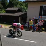 Tour de France 2026: Pogacar-Teamkollege stößt mit Auto zusammen - RP Online