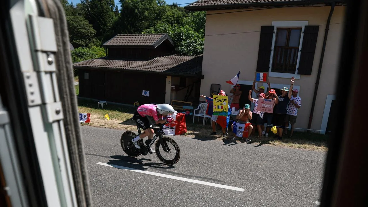Tour de France 2026: Pogacar-Teamkollege stößt mit Auto zusammen - RP Online