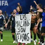 Argentinien-Stars jubeln mit Kriegsplakat – jetzt droht FIFA-Ärger - BILD