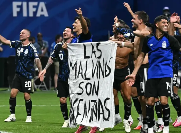 Argentinien-Stars jubeln mit Kriegsplakat – jetzt droht FIFA-Ärger - BILD