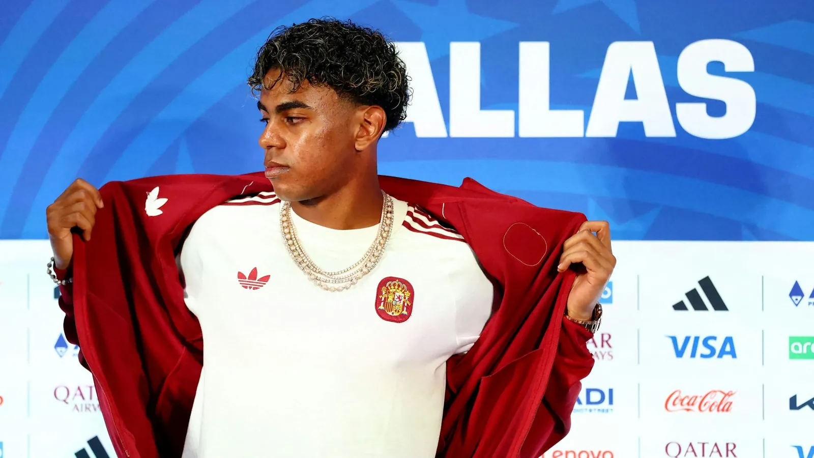 Geburtstag, gute Laune und gleich vier Goldketten um den Hals: Lamine Yamal, 19, betritt das Podium.