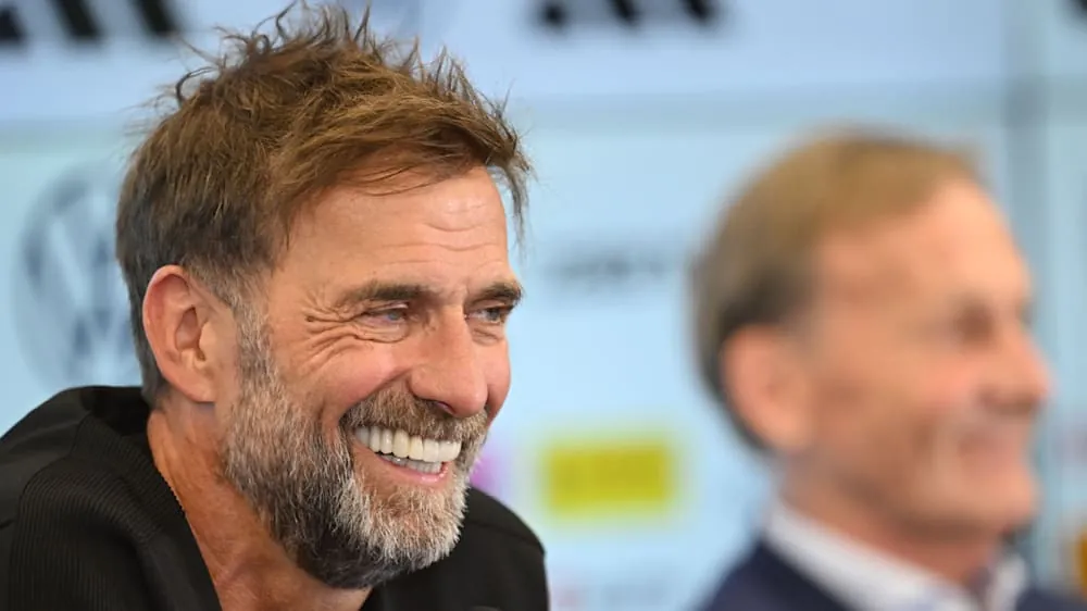 Jürgen Klopp ist offiziell als Bundestrainer der deutschen Fußball-Nationalmannschaft vorgestellt worden. „Er ist einfach einer, der es versteht, Menschen mitzureißen, Menschen zu begeistern“, sagt BVB-Stadionsprecher Norbert Dickel.Quelle:WELT TVAutoplay
