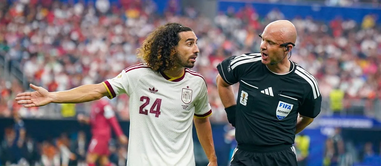 Marc Cucurella (l.) und Schiedsrichter Anthony Taylor (r.)