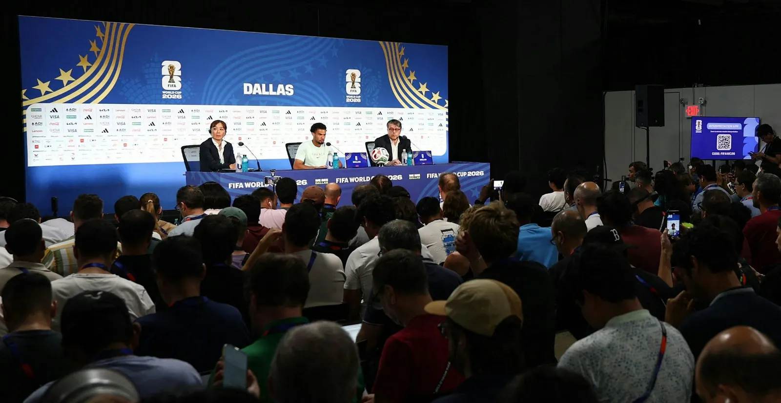 Voller Saal in der Dallas-Arena: Auch bei der Pressekonferenz mit Frankreichs Jung-Nationalspieler Warren Zaïre-Emery blieb kein Sitzplatz frei.