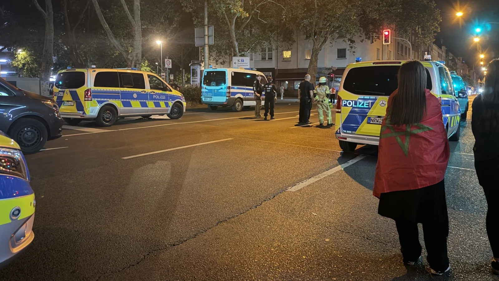 Mehrere Streifenwagen stehen neben einem Marokko-Fan.