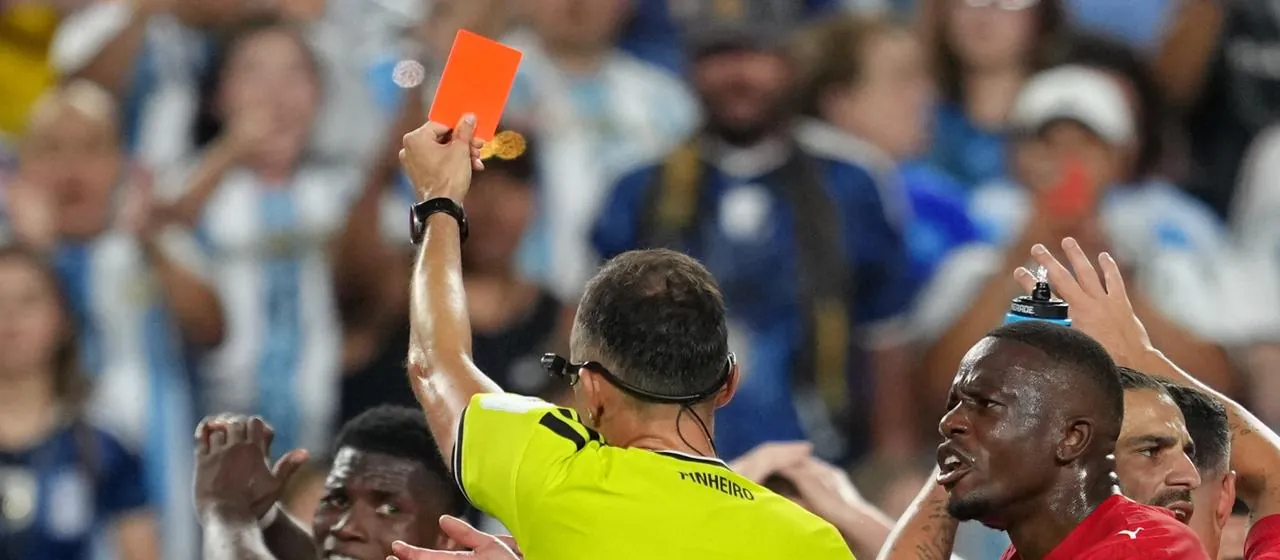 Schiedsrichter João Pinheiro zeigt Breel Embolo die rote Karte