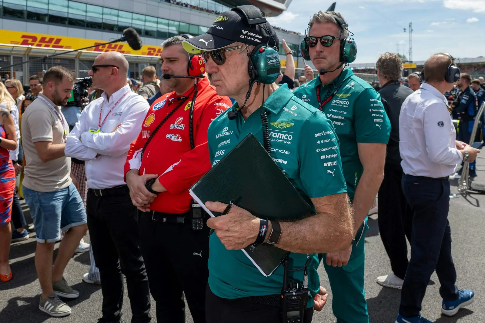 Ein Mann und sein Zeichenbrett: Aston Martins Chefdesigner Adrian Newey hat das für ihn typische Accessoire quasi immer dabei.