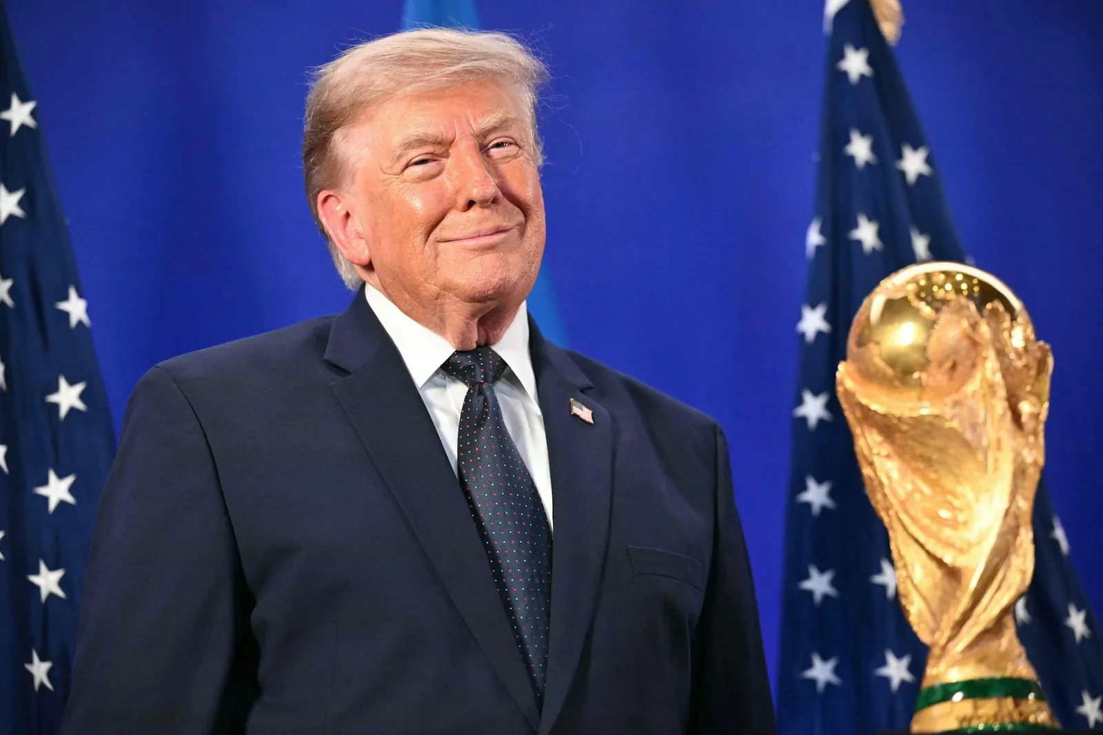 Da lächelt sogar Trump: Der amerikanische Präsident wurde bei einem Empfang in New York von Fifa-Präsident Gianni Infantino mit den üblichen Lobpreisungen überschüttet.