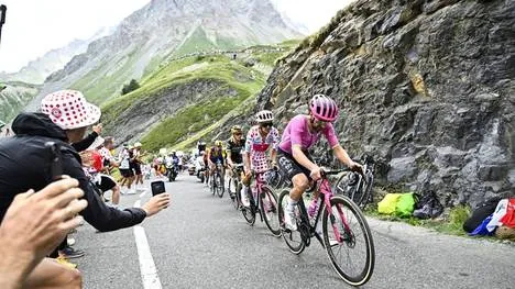 Die vorletzte Etappe des Radsportklassikers bot noch einmal ordentlich Spektakel. Dabei blickt das Feld bereits auf das große Finale in Paris.