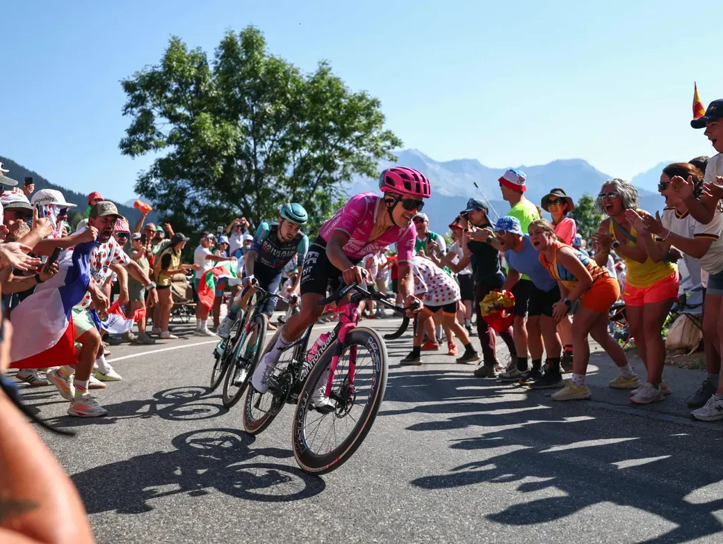 Richard Carapaz führte die Ausreißer nach Alpe d’Huez hinauf