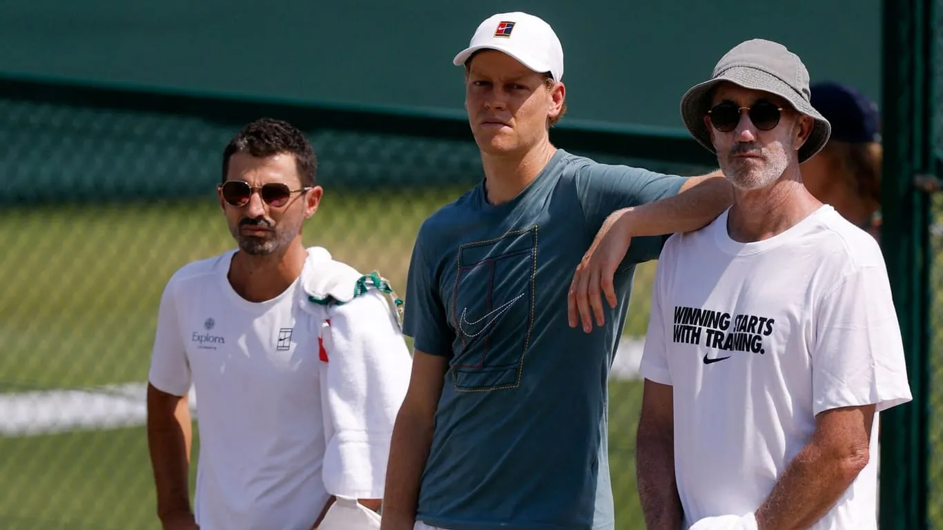 Simone Vagnozzi (l.) und Darren Cahill (r.) beim Training in Wimbledon Ende Juni.