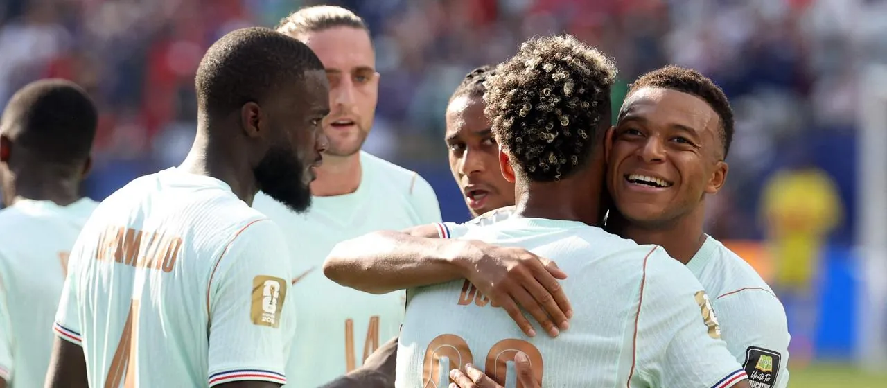 Kylian Mbappe bejubelt seinen Treffer mit Desire Doue
