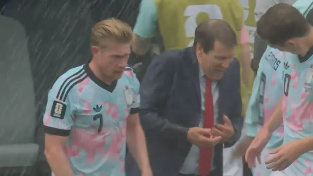 Während der Trinkpause werden Belgien-Star Kevin De Bruyne und sein Trainer Rudi Garcia plötzlich vom Rasensprenger erwischt. Sonderlich amüsiert scheinen sie darüber nicht zu sein. Sehen Sie die Szene hier im Video.Quelle:Magenta TV