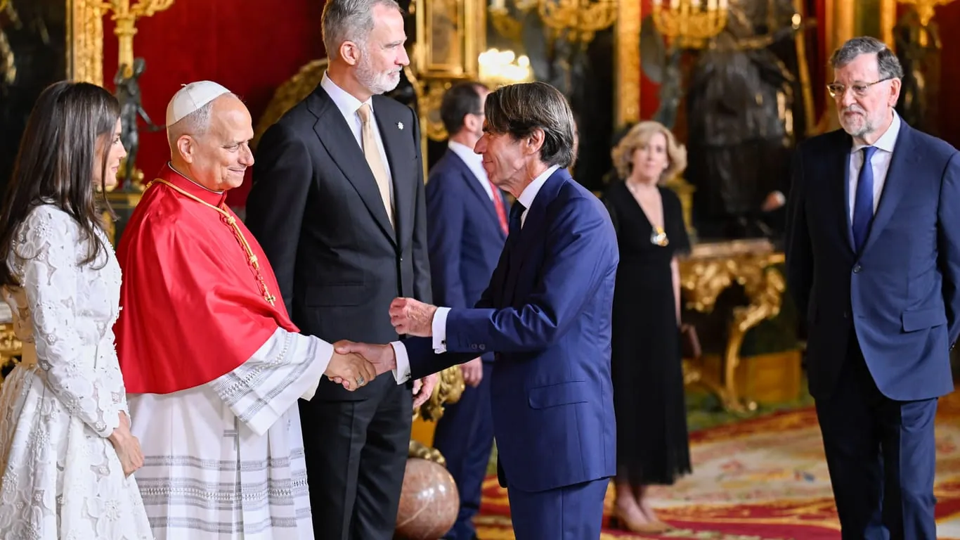 Rajoy (l.) und der frühere spanische Regierungschef José Maria Aznar (M.) bei einer Audienz mit dem Papst im Juni 2026 in Madrid.
