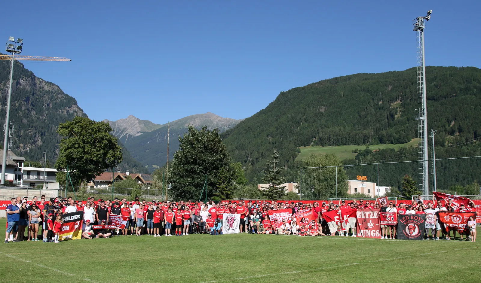 Gruppenfoto mit Spielern, Trainern und Fans im FCK-Trainingslager in Sterzing