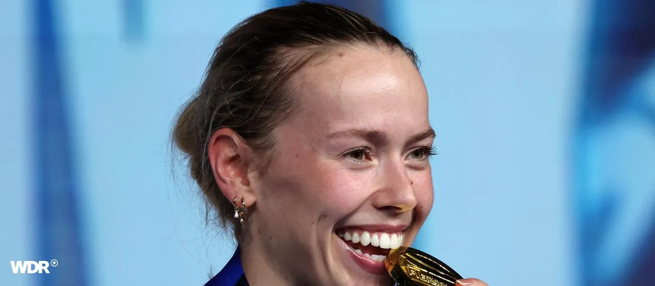 Larissa Eifler feiert mit ihrer WM-Medaille