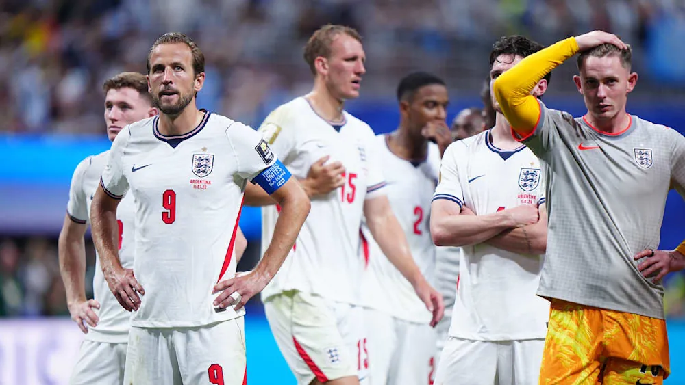 England verliert das WM-Halbfinale gegen Argentinien mit 1:2. Während die Mannschaft von Thomas Tuchel gegen Ende müde wirkt, macht Argentinien weiter Druck. Insbesondere Messi zeigt erneut eine starke Leistung. „Der ist mit 39 immer noch vornewegmarschiert“, sagt Thomas Helmer.Quelle:WELT TV