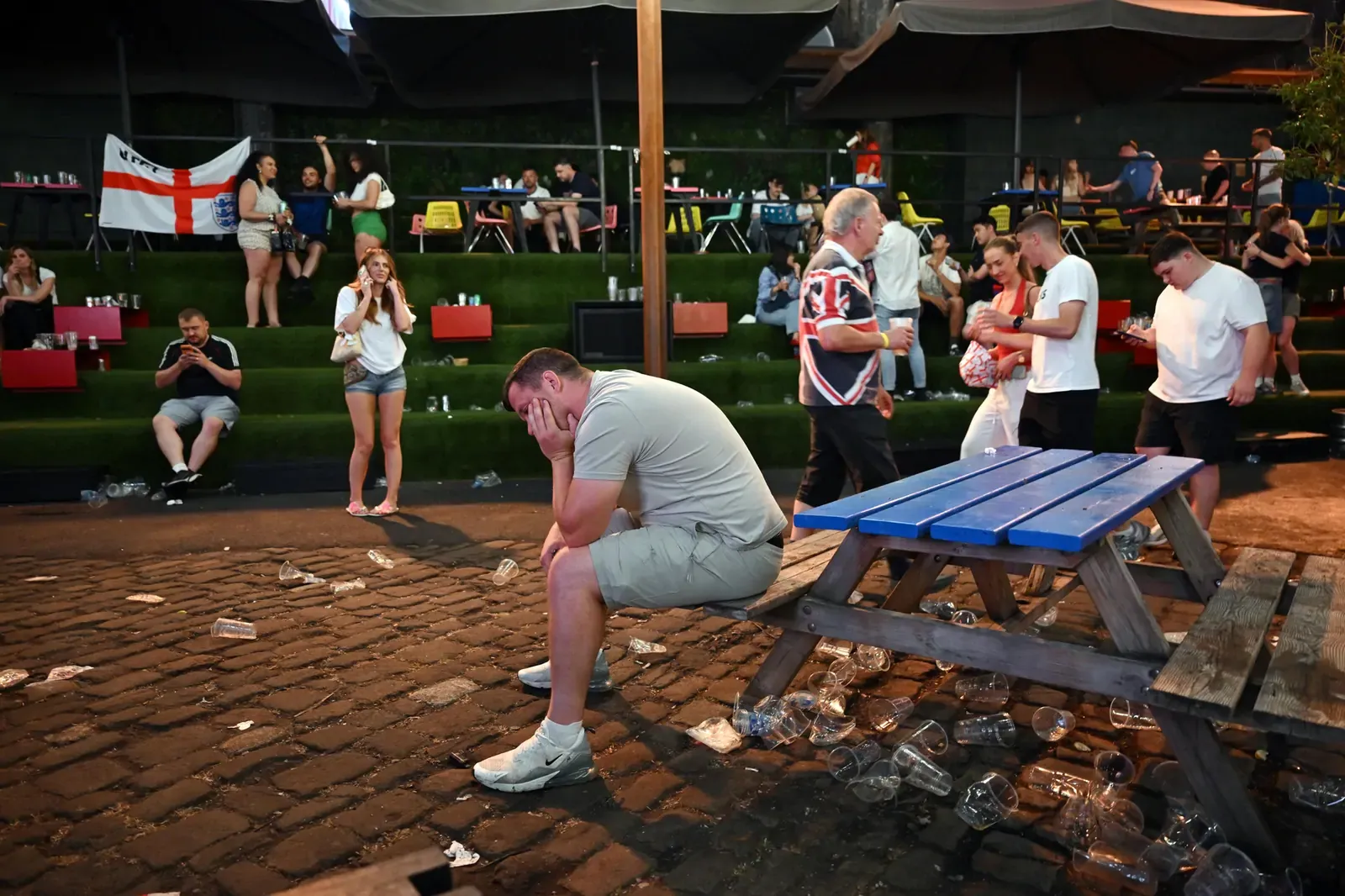 Am Ende bleibt wieder die große Leere: England-Fans nach der Halbfinal-Niederlage gegen Argentinien.© Getty Images/Anthony Devlin