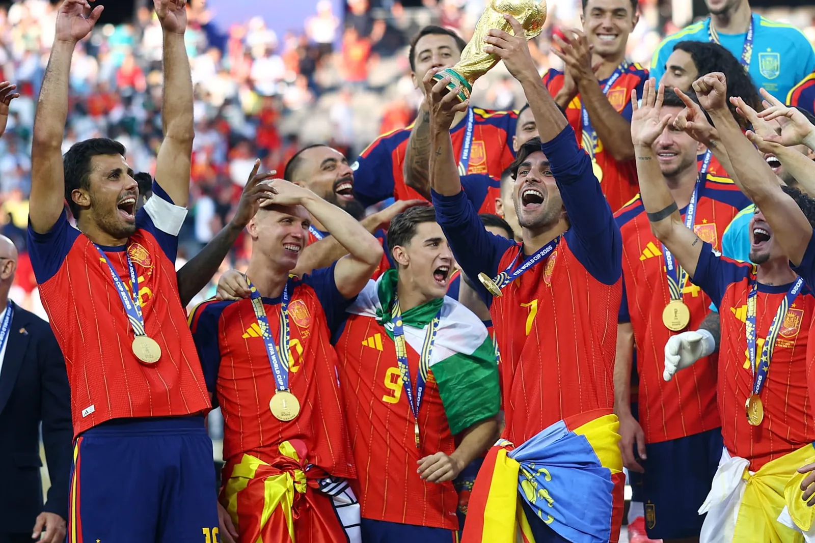 Soccer Football - FIFA World Cup 2026 - Final - Spain v Argentina - New York/New Jersey Stadium, East Rutherford, New Jersey, U.S. - July 19, 2026 Spain's Ferran Torres lifts the World Cup trophy alongside teammates as they celebrate winning the World Cup REUTERS/Hannah Mckay