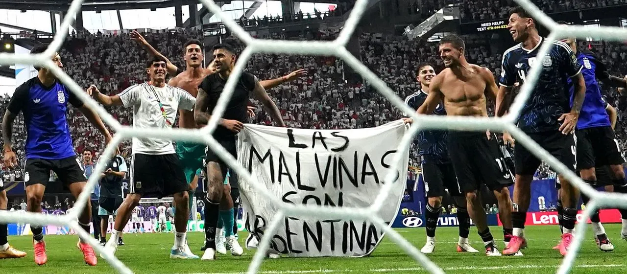 Die argentinischen Spieler halten nach ihrem Sieg ein Transparent mit der Aufschrift "Las Malvinas son Argentinas" hoch