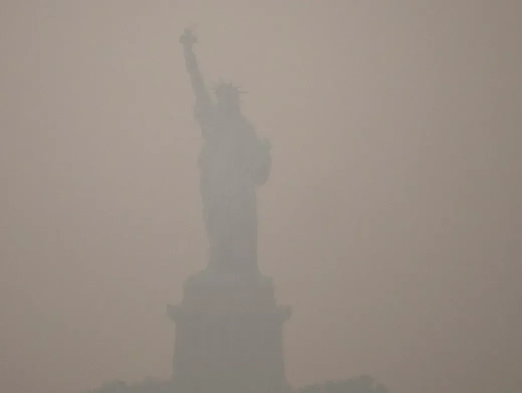 Von Rauch überdeckte Freiheitsstatue in New York am 17. Juli