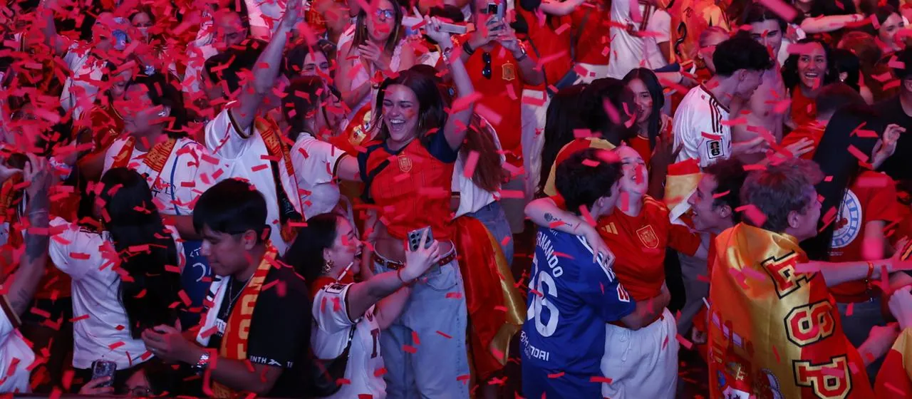 Spanische Fans reagieren beim Anschauen des Fußball-WM-Finales zwischen Spanien und Argentinien auf Großbildschirmen in der Madrider Innenstadt.